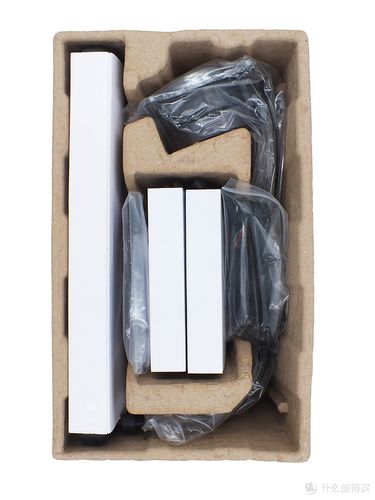 器本体及风扇套有薄纸壳,内盒为一体水冷产品包装中常见的纸浆模制品